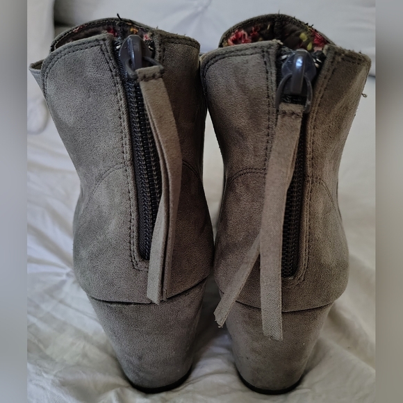 Maurices Gray Suede Wedge Ankle Boots Sz 10 - Picture 4 of 6